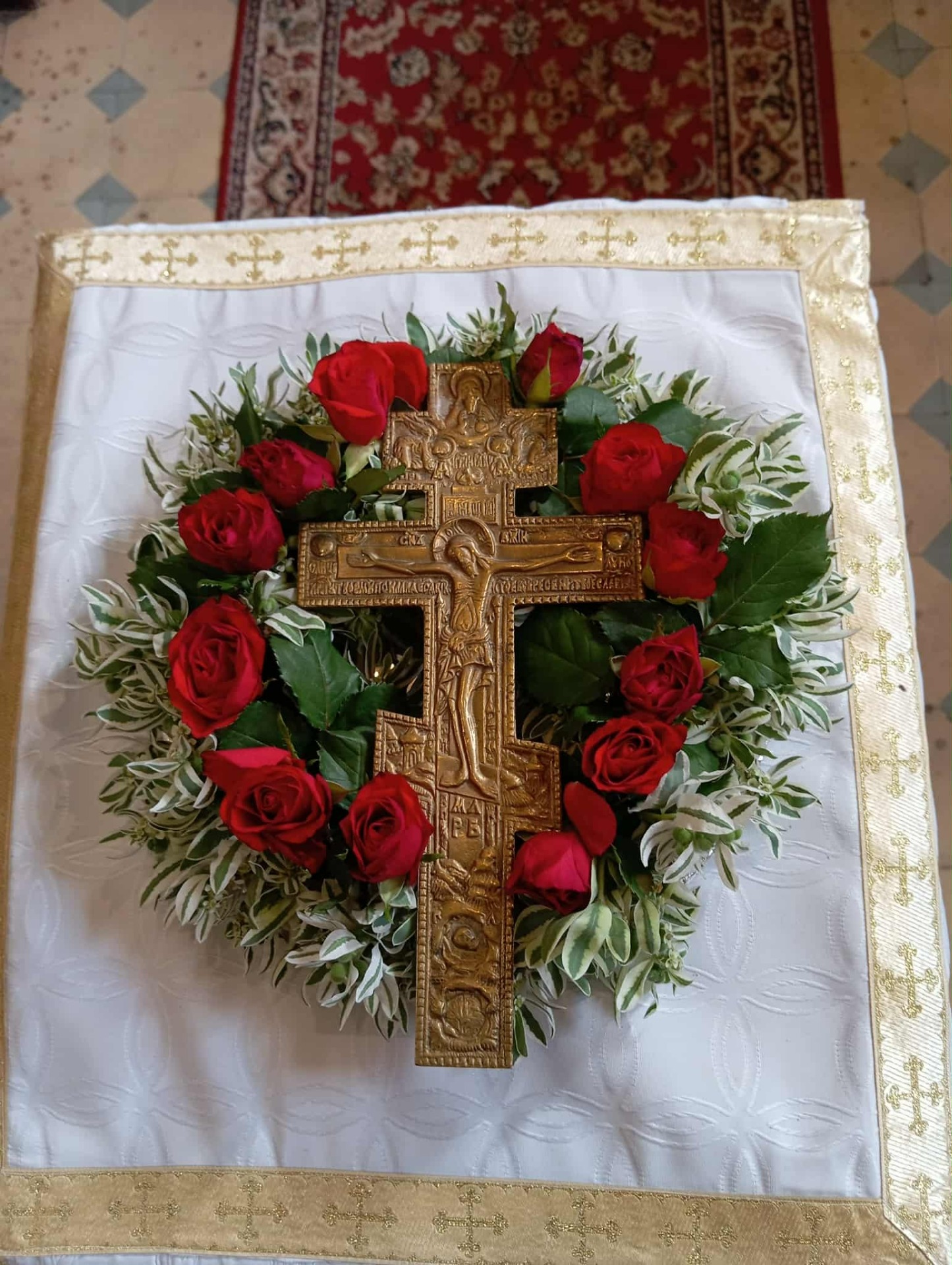 "Üdvözítsd, Uram, a te népedet és áldd meg a te örökségedet;  adj győzelmet ellenségei fölött hazánknak, ’ s Kereszteddel őrizd meg a te népedet." (1 hangú tropár)