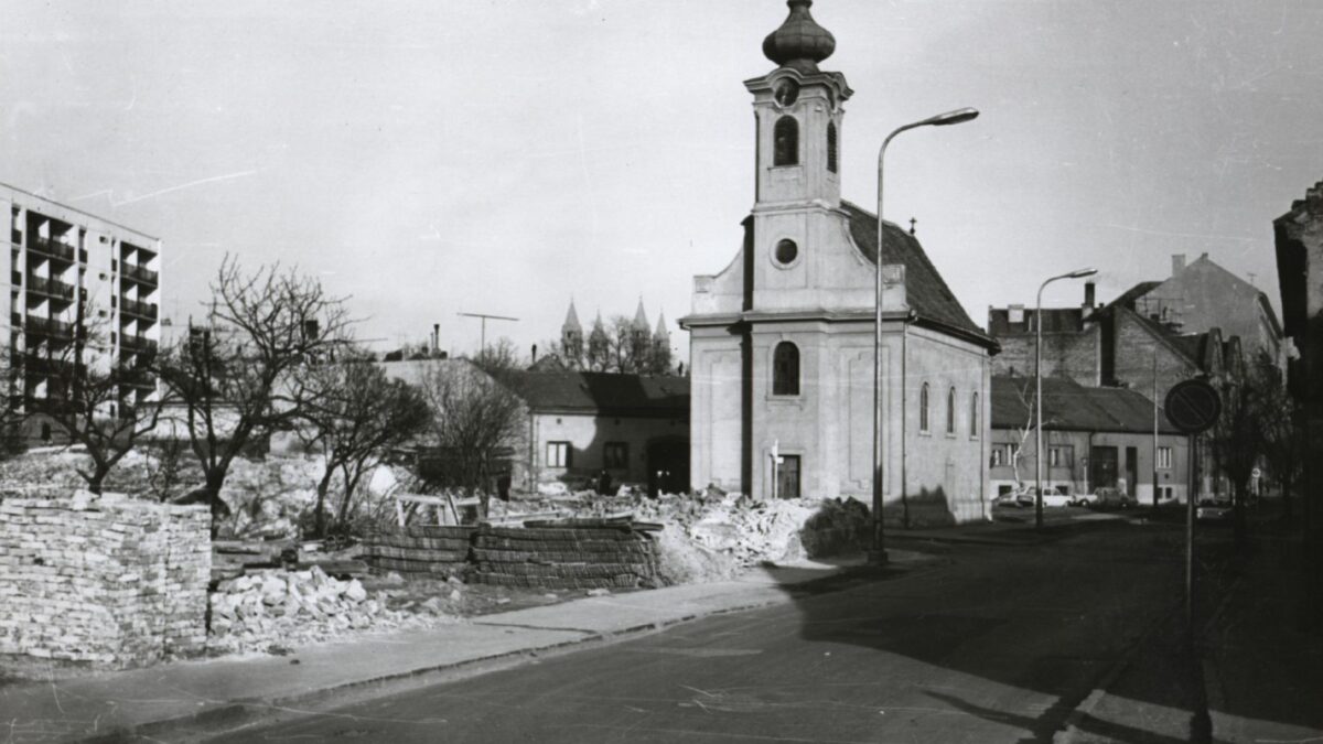Xavéri Szent Ferenc-templom Pécsett, 1971 körül | Forrás: Magyar Nemzeti Digitális Archívum / Csorba Győző Könyvtár Helyismereti Gyűjtemény